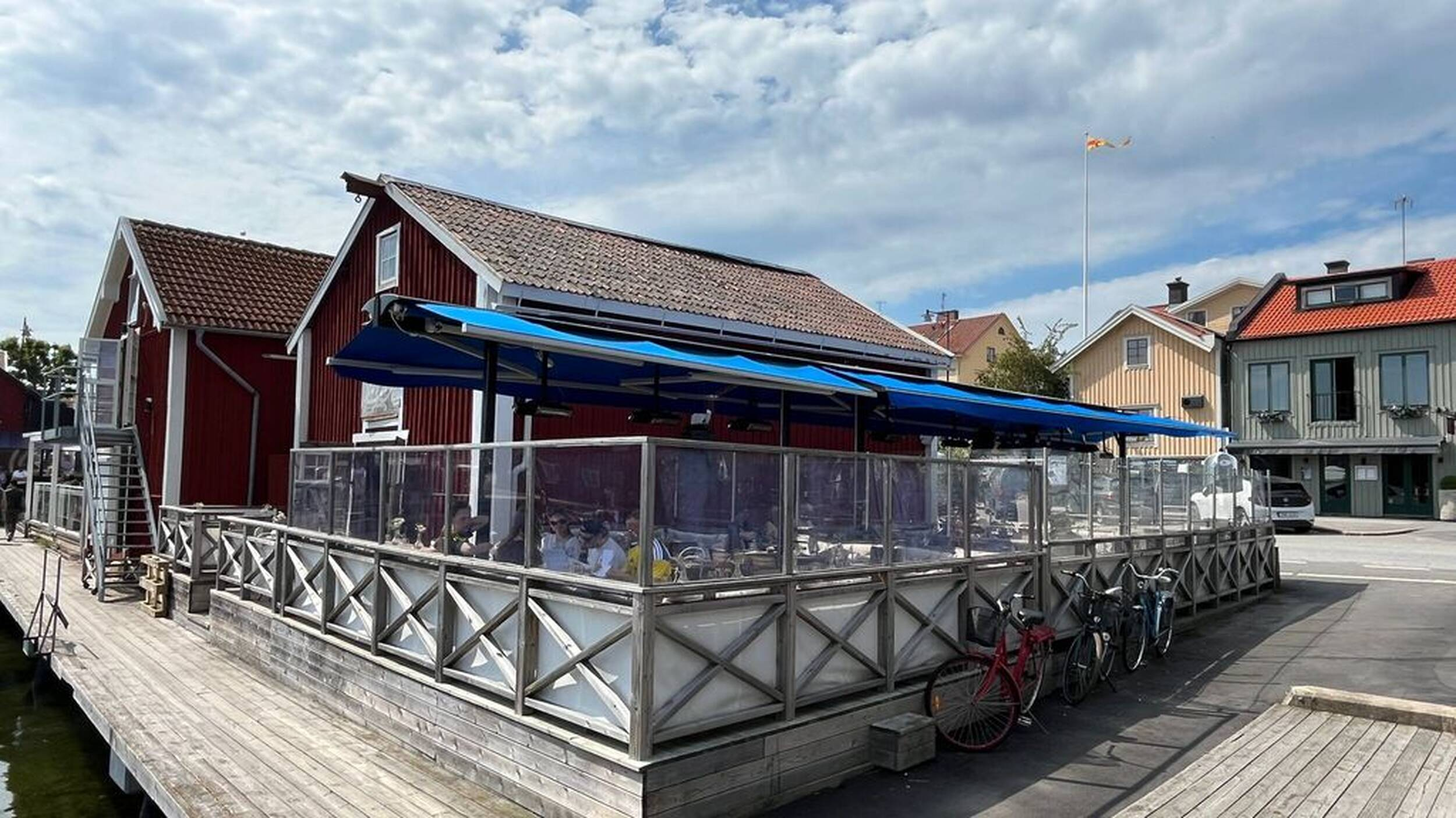 Hamnen i Öregrund med båtar, restauranger och skärgårdsbebyggelse.